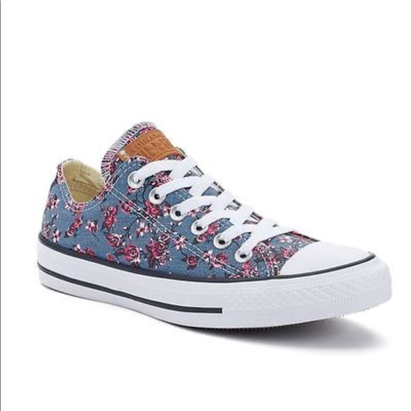 Converse Shoes - NIB women’s Converse shoes 👟